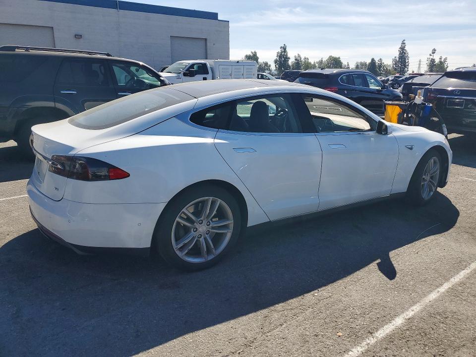 2015 Tesla Model S მანქანა იყიდება აუქციონზე, vin: 5YJSA1E13FF101282, აუქციონის ნომერი: 46185936