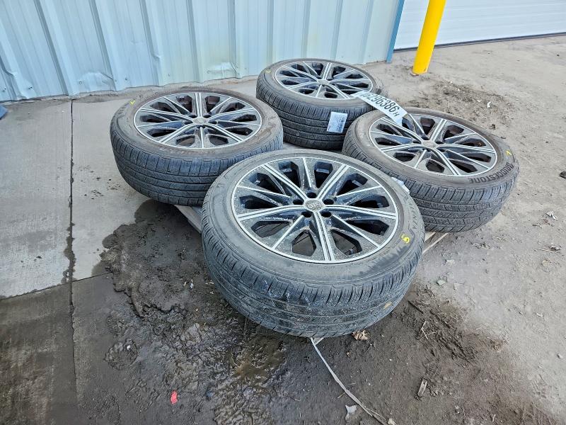 Продажа на аукционе авто 2018 Audi Q4 Tires, vin: 00000000000000000, номер лота: 46296386