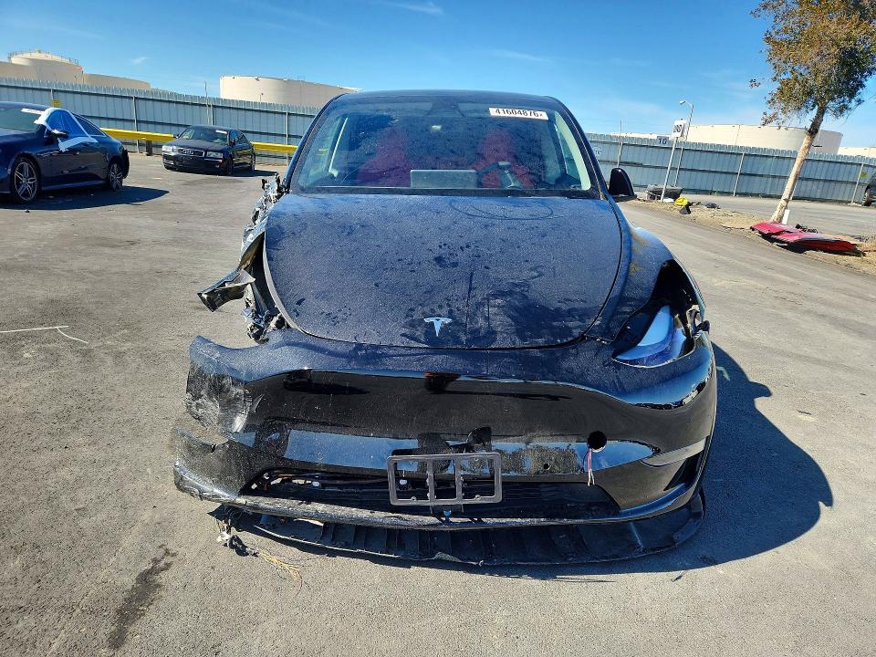 41604876 :رقم المزاد ، 7SAYGDEE8NF552559 vin ، 2022 Tesla Y مزاد بيع