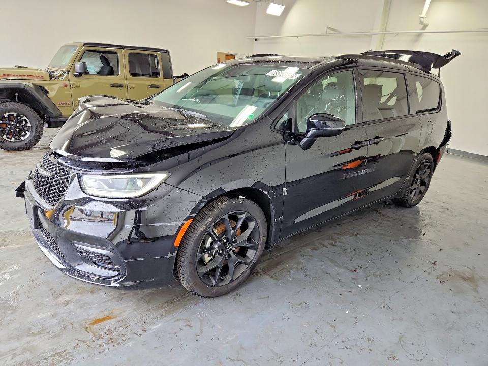 Auction sale of the 2025 Chrysler Pacifica, vin: 2C4RC1GGXSR610990, lot number: 46053716
