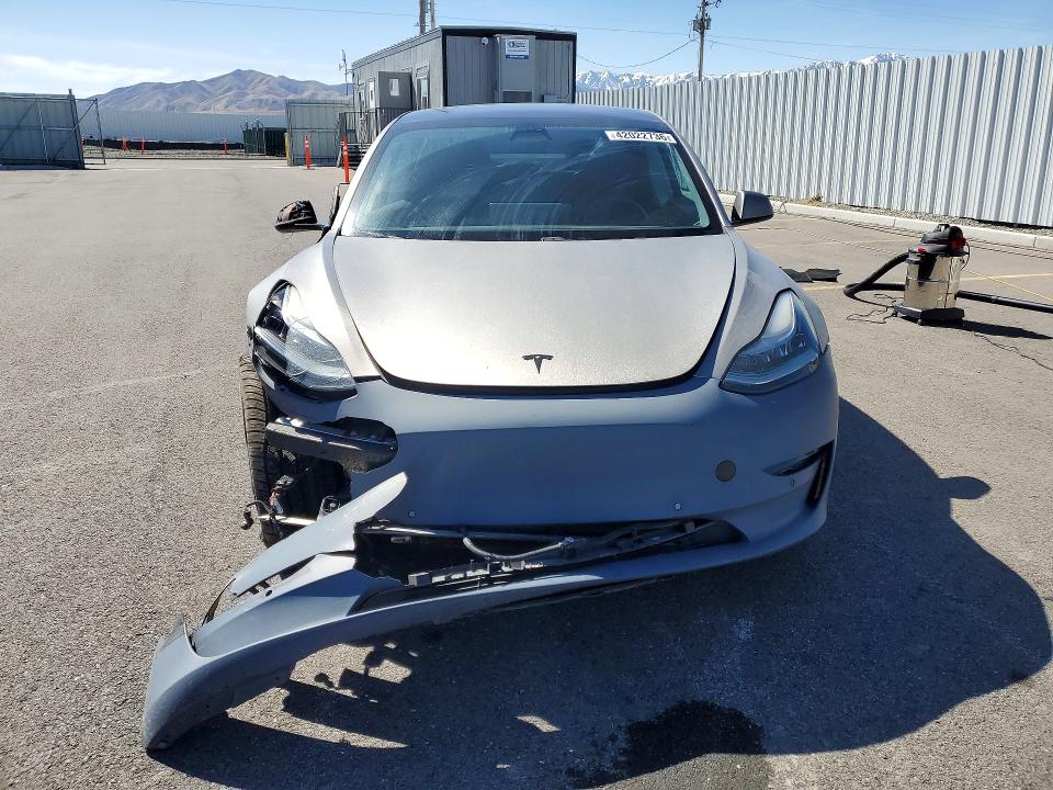 42022736 :رقم المزاد ، 5YJ3E1EB5JF070689 vin ، 2018 Tesla Model 3 مزاد بيع