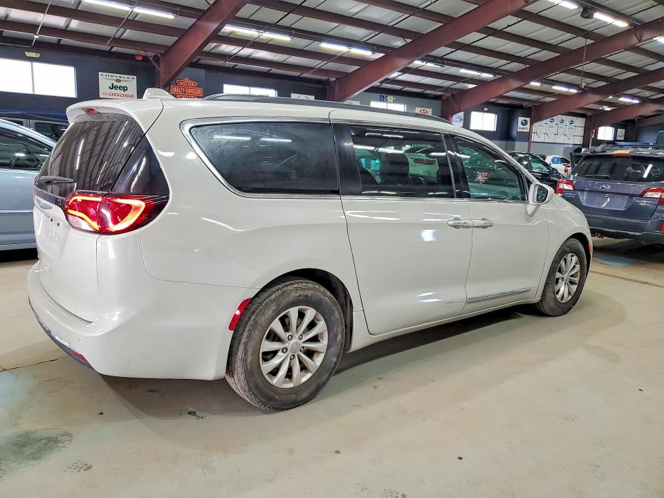 47832646 :رقم المزاد ، 2C4RC1BG4HR670635 vin ، 2017 Chrysler Pacifica مزاد بيع