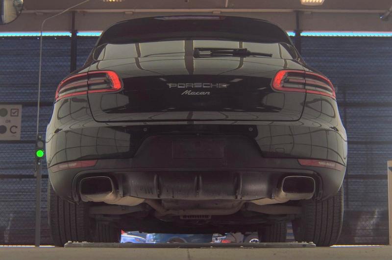 Auction sale of the 2017 Porsche Macan, vin: WP1AA2A51HLB05601, lot number: 47048756