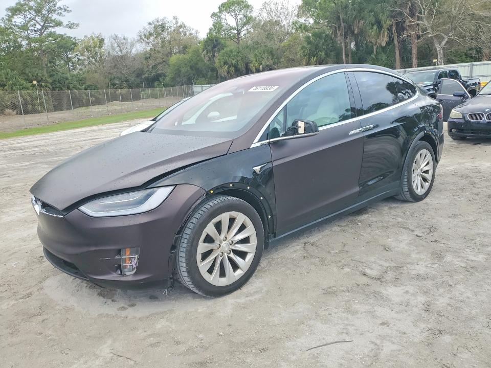 46118936 :رقم المزاد ، 5YJXCDE22JF121672 vin ، 2018 Tesla Model X مزاد بيع