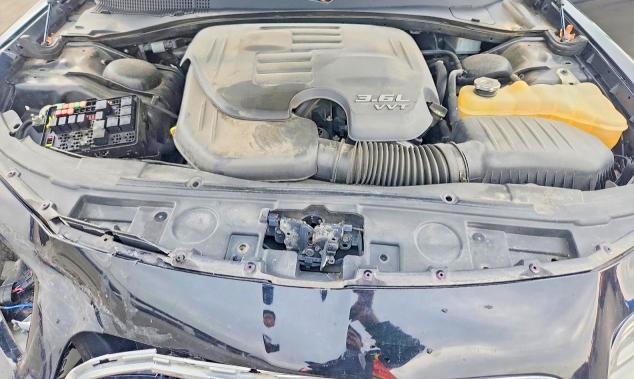 41606436 :رقم المزاد ، 2C3CCARG2JH235026 vin ، 2018 Chrysler 300 مزاد بيع