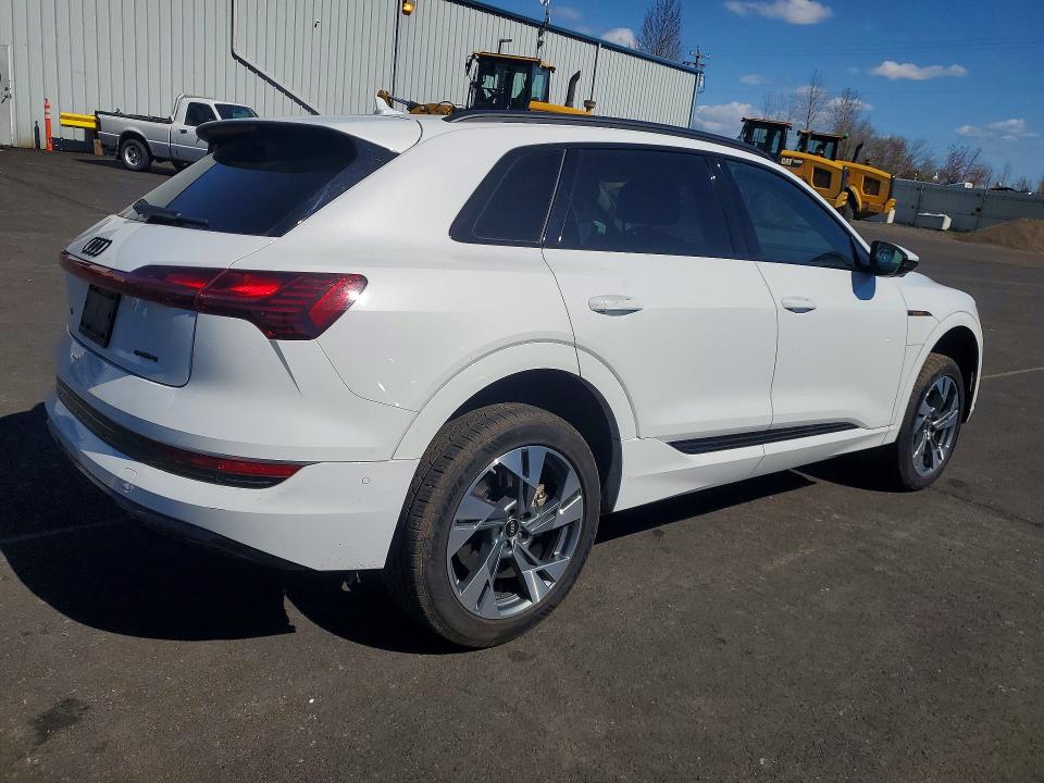 47777686 :رقم المزاد ، WA1AAAGE2NB043236 vin ، 2022 Audi E-tron مزاد بيع