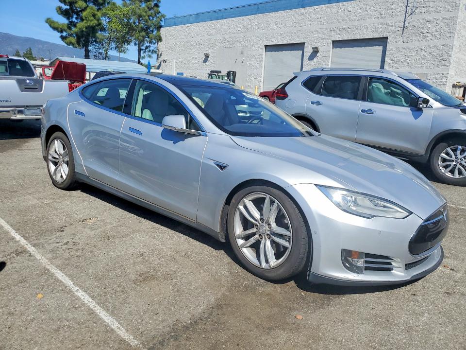 46543546 :رقم المزاد ، 5YJSA1E26FF113287 vin ، 2015 Tesla Model S مزاد بيع