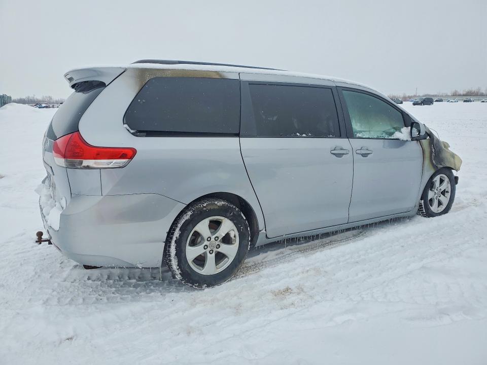 45770136 :رقم المزاد ، 5TDKK3DC5BS018647 vin ، 2011 Toyota Sienna مزاد بيع