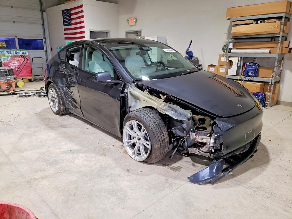 2024 Tesla Model Y მანქანა იყიდება აუქციონზე, vin: 7SAYGDEDXRF041190, აუქციონის ნომერი: 47000566
