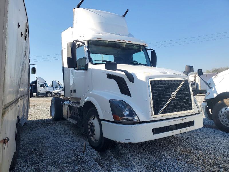 2015 Volvo Vnl მანქანა იყიდება აუქციონზე, vin: 4V4N19TG7FN922782, აუქციონის ნომერი: 46195526