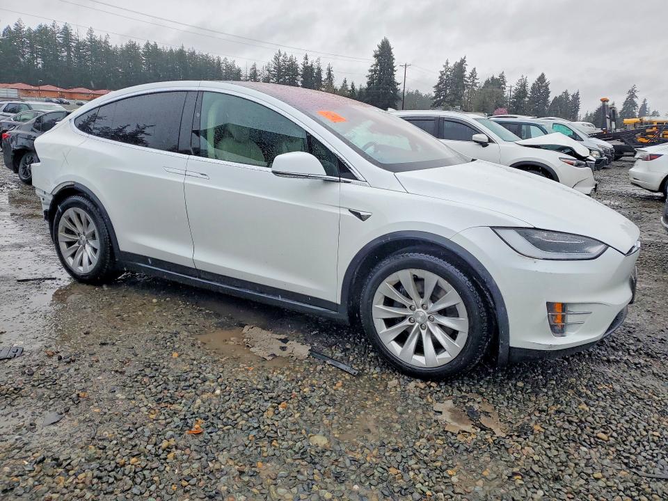 46353546 :رقم المزاد ، 5YJXCBE22JF141666 vin ، 2018 Tesla Model X مزاد بيع
