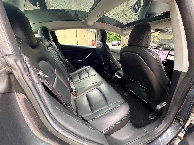 42063476 :رقم المزاد ، 5YJ3E1EB1JF119421 vin ، 2018 Tesla Model 3 مزاد بيع