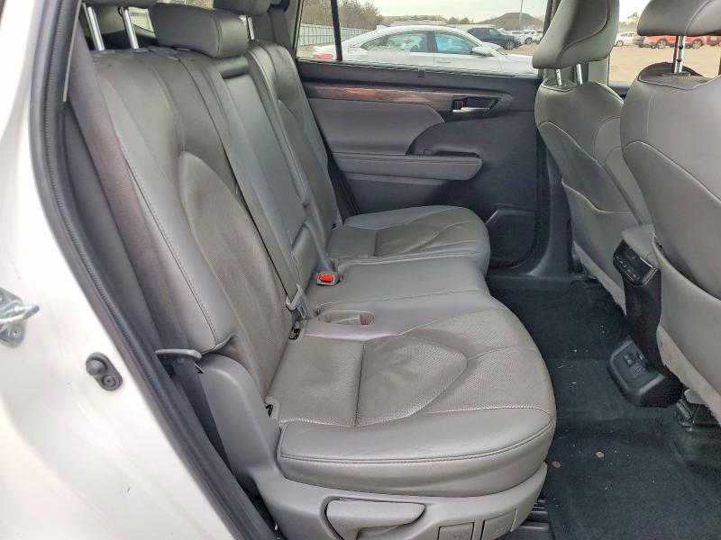 Продажа на аукционе авто 2022 Toyota Highlander, vin: 5TDDZRBH4NS211964, номер лота: 47402356