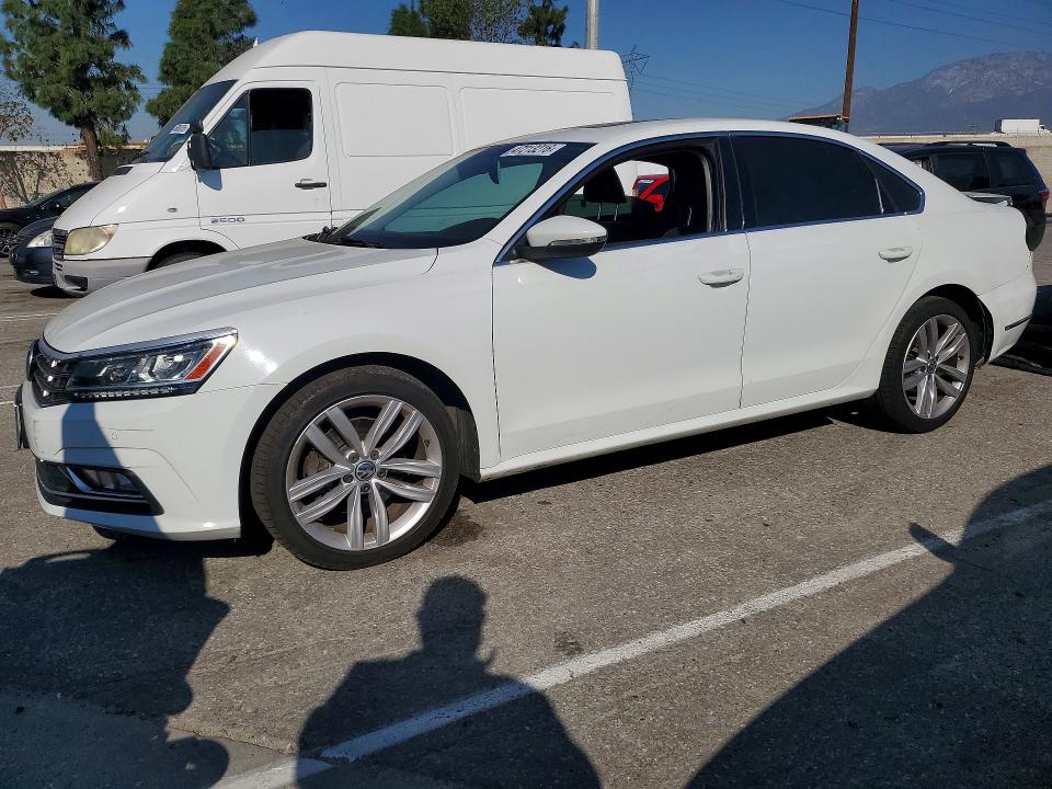 47213216 :رقم المزاد ، 1VWBA7A33JC023406 vin ، 2018 Volkswagen Passat مزاد بيع