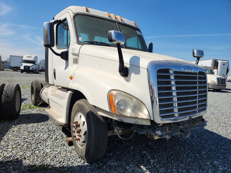 2015 Freightliner Cascadia მანქანა იყიდება აუქციონზე, vin: 1FUBGED56FLGL0454, აუქციონის ნომერი: 41761476