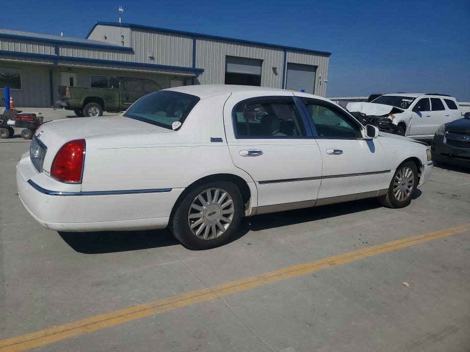 47688906 :رقم المزاد ، 1LNHM81W54Y602226 vin ، 2004 Lincoln Town Car مزاد بيع