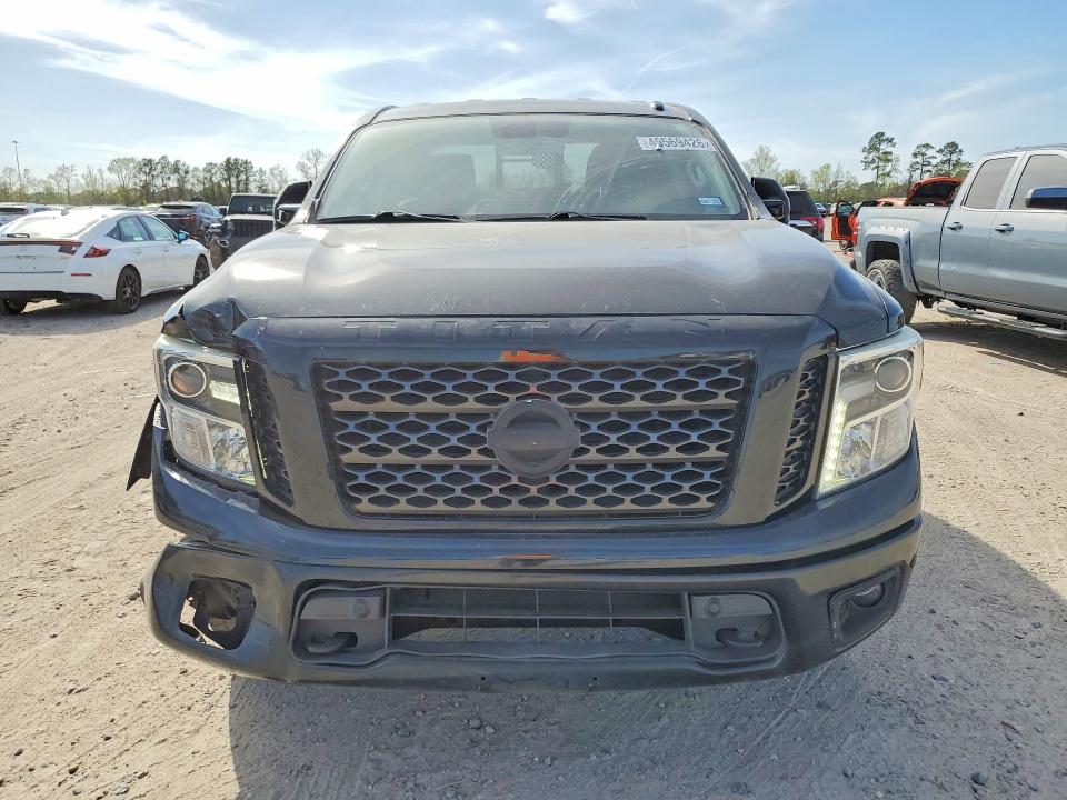 46569426 :رقم المزاد ، 1N6AA1E51JN547579 vin ، 2018 Nissan Titan مزاد بيع