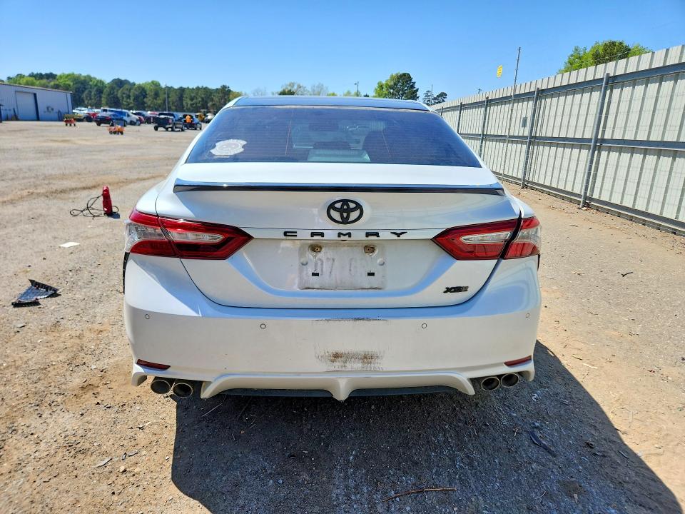 46624756 :رقم المزاد ، 4T1B61HK4JU137435 vin ، 2018 Toyota Camry مزاد بيع