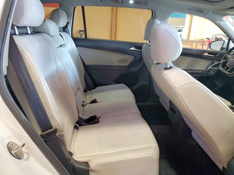 79827835 :رقم المزاد ، 3VV2B7AXXJM033725 vin ، 2018 Volkswagen Tiguan مزاد بيع