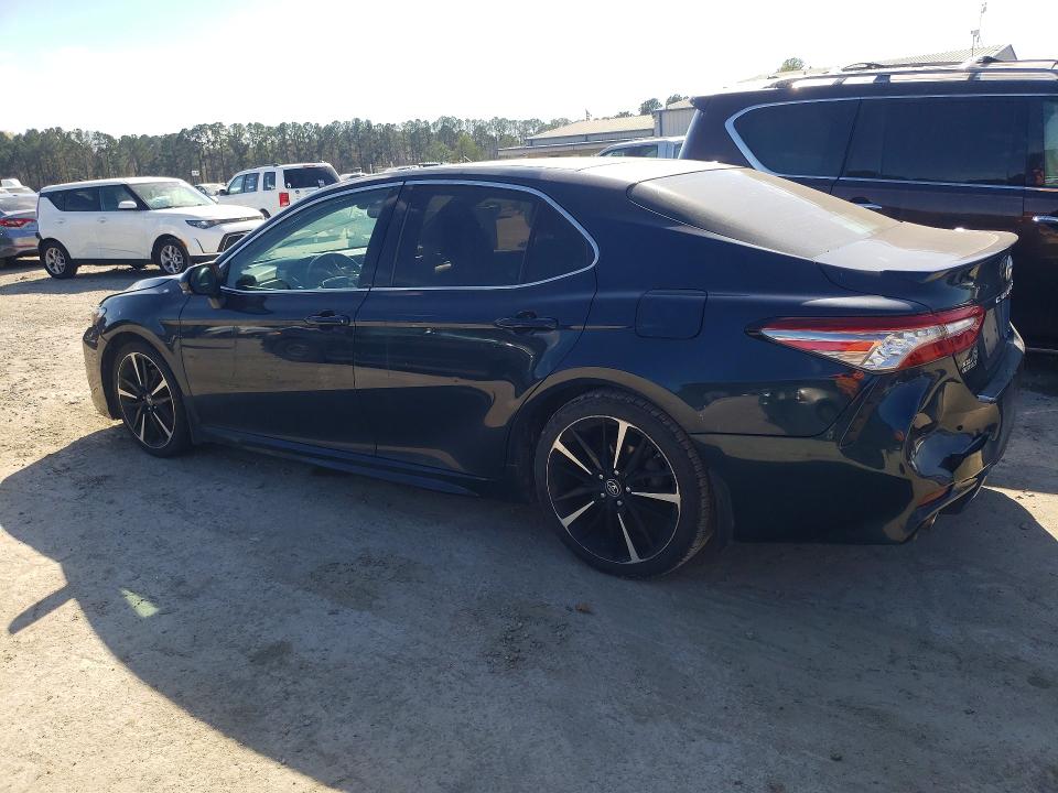 79717375 :رقم المزاد ، 4T1B61HK0JU599085 vin ، 2018 Toyota Camry مزاد بيع