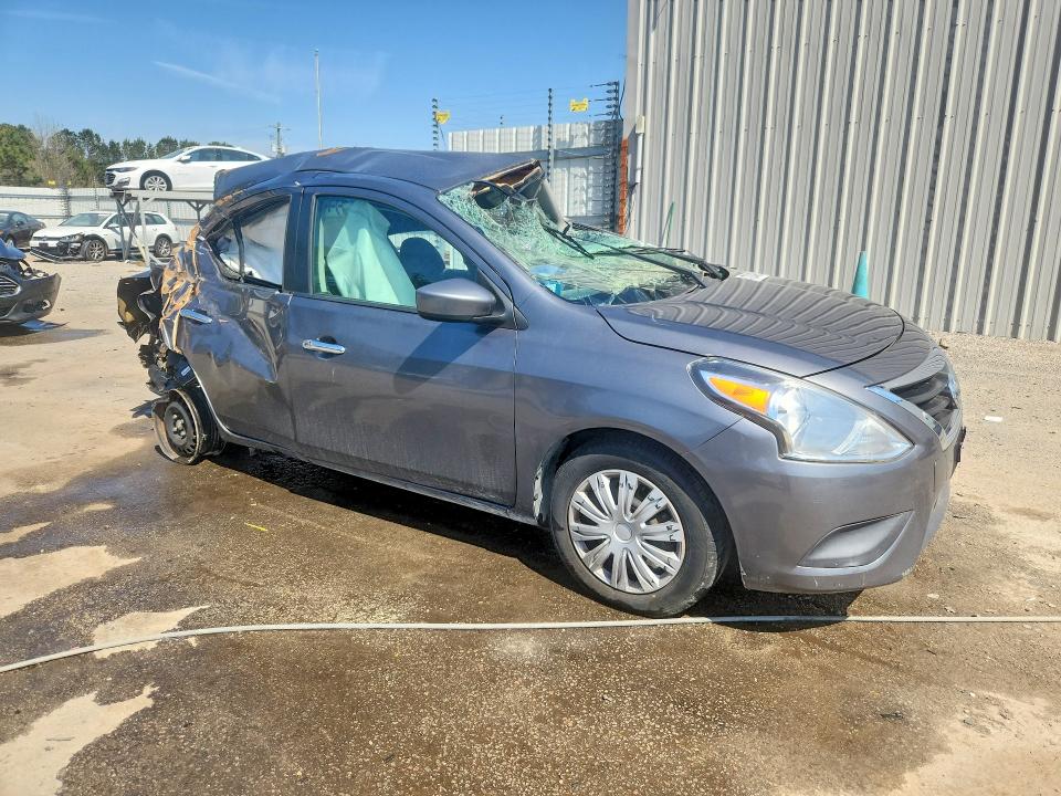 47034986 :رقم المزاد ، 3N1CN7AP8KL863690 vin ، 2019 Nissan Versa مزاد بيع