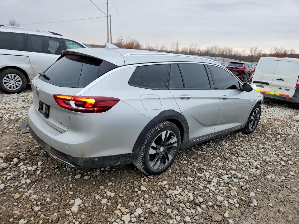 76639505 :رقم المزاد ، W04GU8SX6J1067316 vin ، 2018 Buick Regal Tourx مزاد بيع