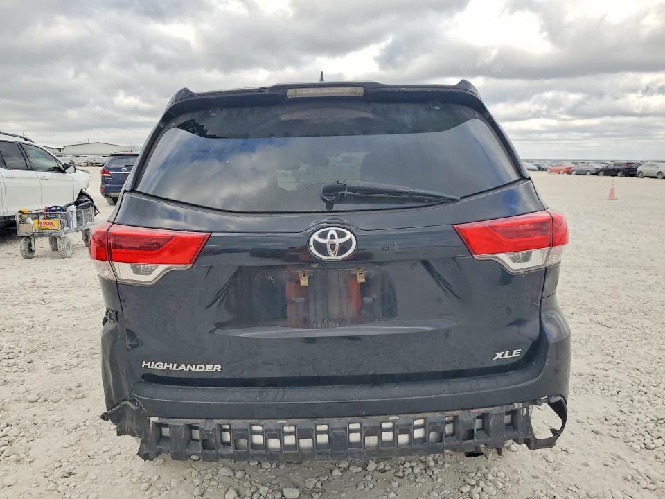 2018 Toyota Highlander მანქანა იყიდება აუქციონზე, vin: 5TDKZRFH9JS532538, აუქციონის ნომერი: 47957826
