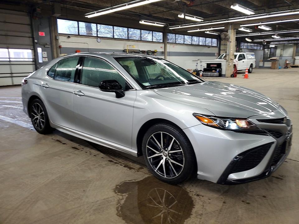 79290825 :رقم المزاد ، 4T1G11AK0MU424175 vin ، 2021 Toyota Camry مزاد بيع