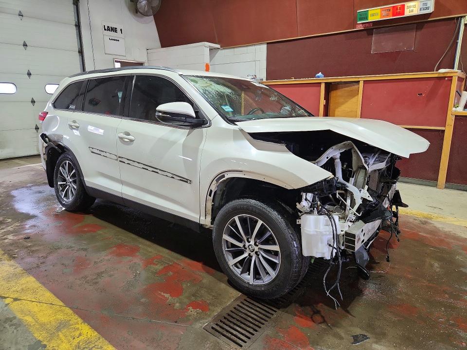 Продажа на аукционе авто 2019 Toyota Highlander, vin: 5TDJZRFH7KS572744, номер лота: 47215166