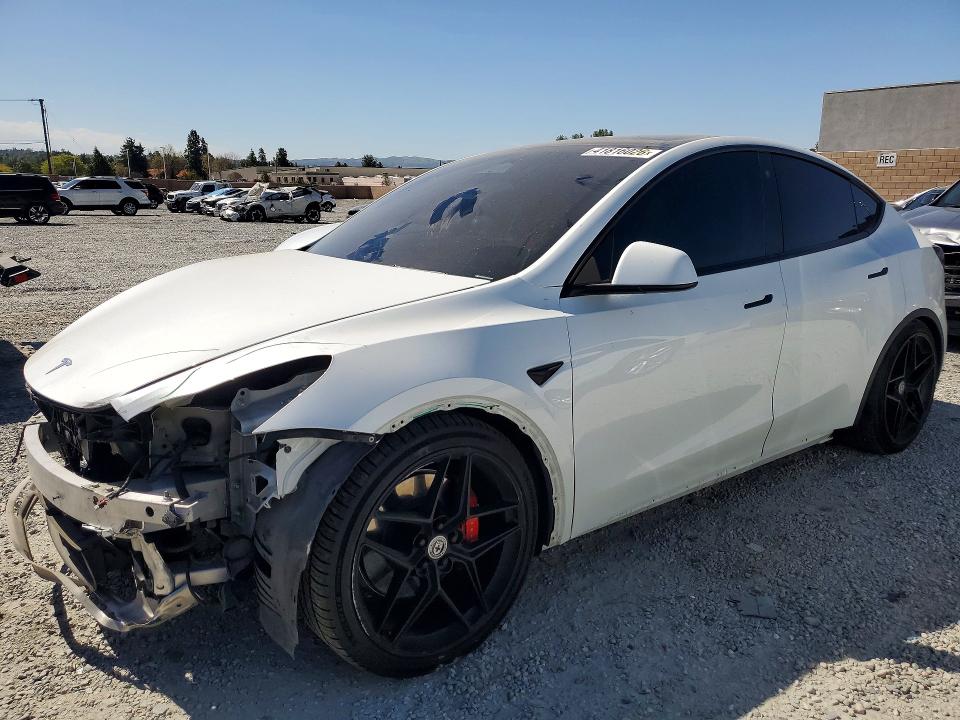 41816026 :رقم المزاد ، 7SAYGDEFXNF489005 vin ، 2022 Tesla Model Y مزاد بيع