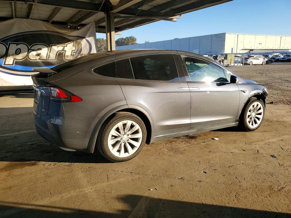 46067306 :رقم المزاد ، 5YJXCAE24JF123616 vin ، 2018 Tesla Model X مزاد بيع