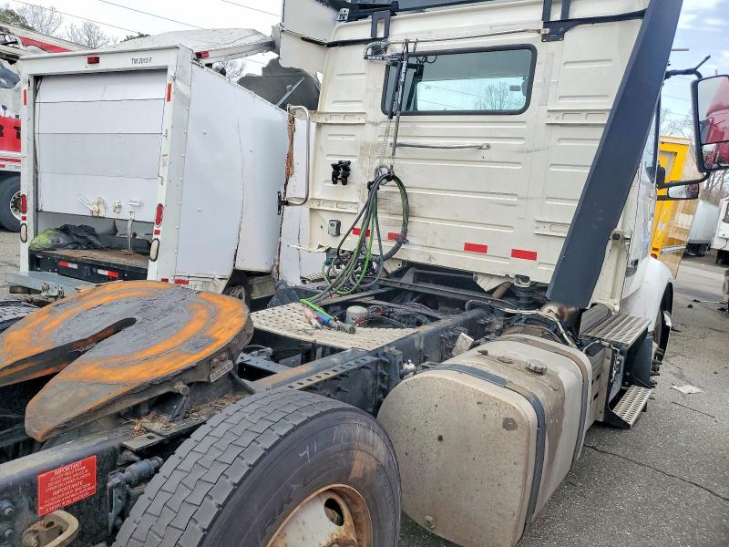45651186 :رقم المزاد ، 4V4W19EGXNN285547 vin ، 2022 Volvo Vnr مزاد بيع
