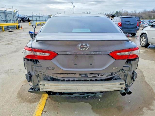 46358276 :رقم المزاد ، 4T1B11HK2JU141840 vin ، 2018 Toyota Camry مزاد بيع