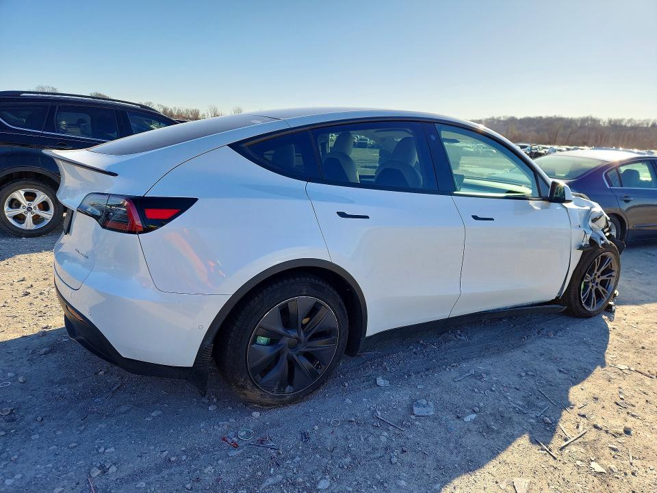 Продажа на аукционе авто 2022 Tesla Model Y, vin: 7SAYGAEE2NF521886, номер лота: 46337656