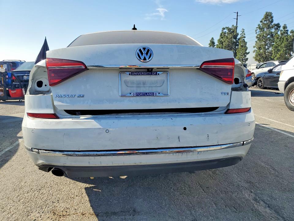 47213216 :رقم المزاد ، 1VWBA7A33JC023406 vin ، 2018 Volkswagen Passat مزاد بيع
