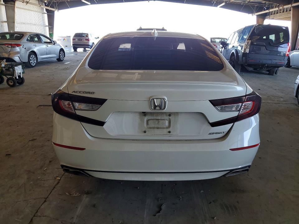 47011036 :رقم المزاد ، 1HGCV1F37JA157057 vin ، 2018 Honda Accord مزاد بيع
