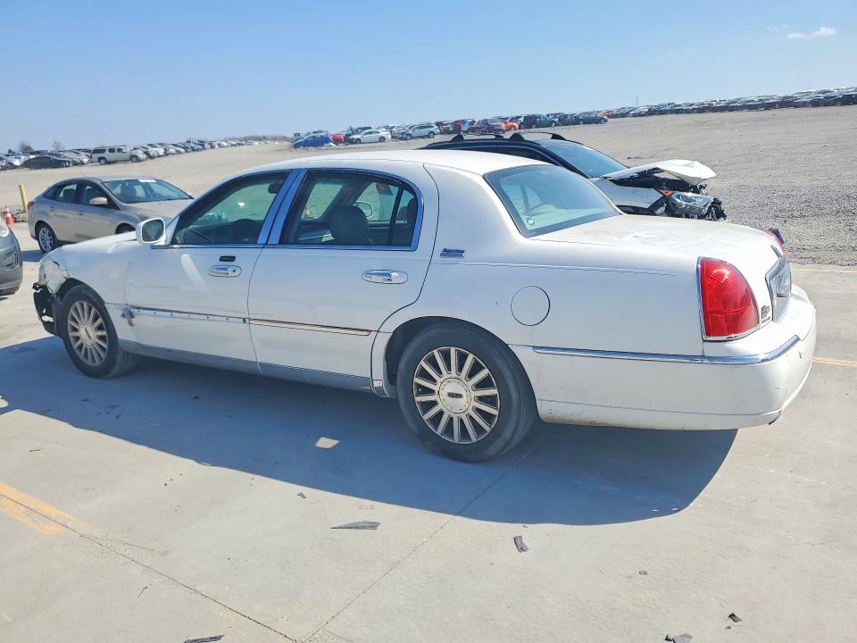 47688906 :رقم المزاد ، 1LNHM81W54Y602226 vin ، 2004 Lincoln Town Car مزاد بيع