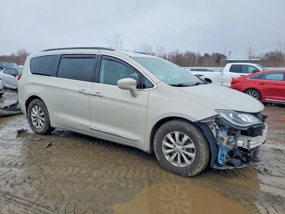 45463046 :رقم المزاد ، 2C4RC1BG4HR670635 vin ، 2017 Chrysler Pacifica مزاد بيع