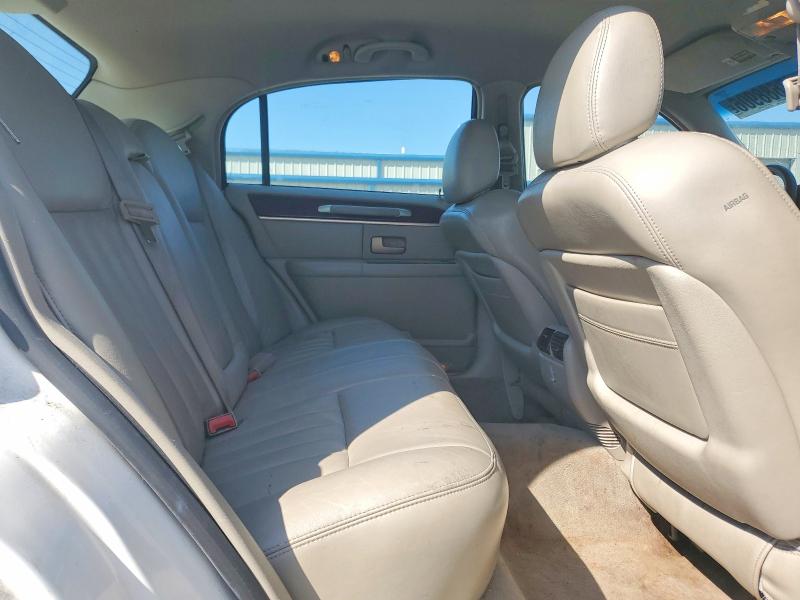 47688906 :رقم المزاد ، 1LNHM81W54Y602226 vin ، 2004 Lincoln Town Car مزاد بيع
