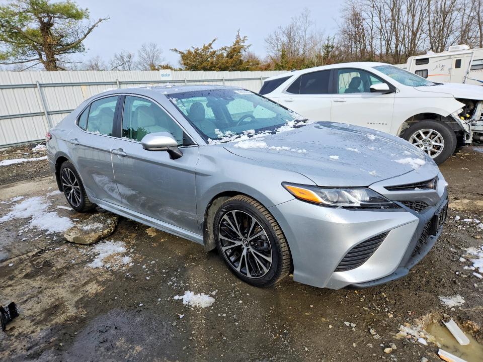 46028646 :رقم المزاد ، 4T1B11HK3JU650545 vin ، 2018 Toyota Camry مزاد بيع