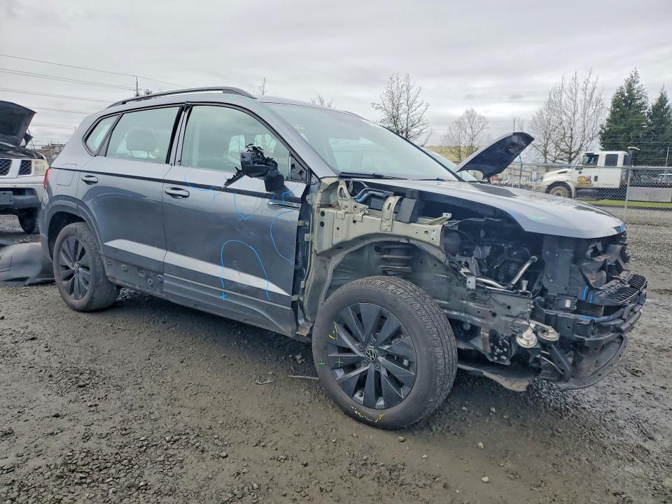 41661586 :رقم المزاد ، 3VVMX7B22NM065054 vin ، 2022 Volkswagen Taos مزاد بيع