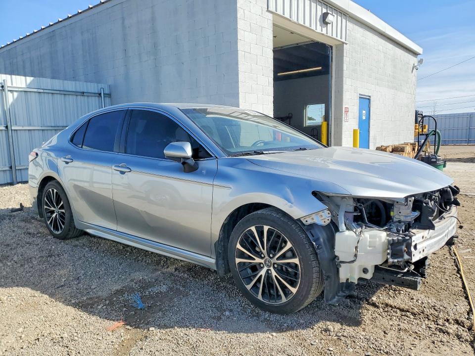 46846026 :رقم المزاد ، 4T1B11HK8JU516033 vin ، 2018 Toyota Camry مزاد بيع