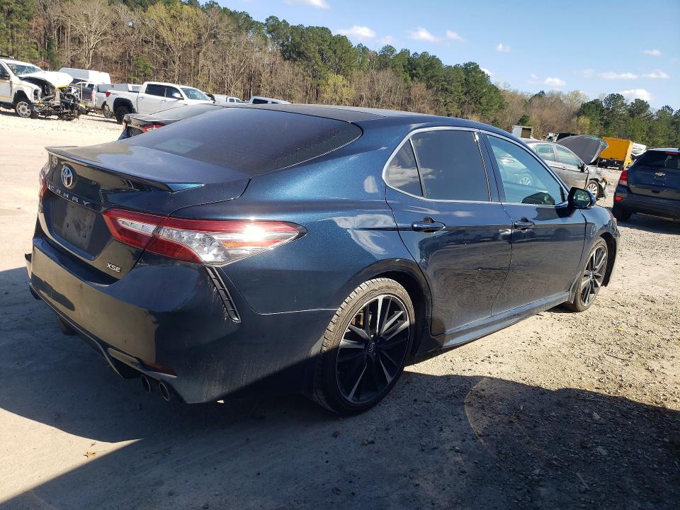 79717375 :رقم المزاد ، 4T1B61HK0JU599085 vin ، 2018 Toyota Camry مزاد بيع