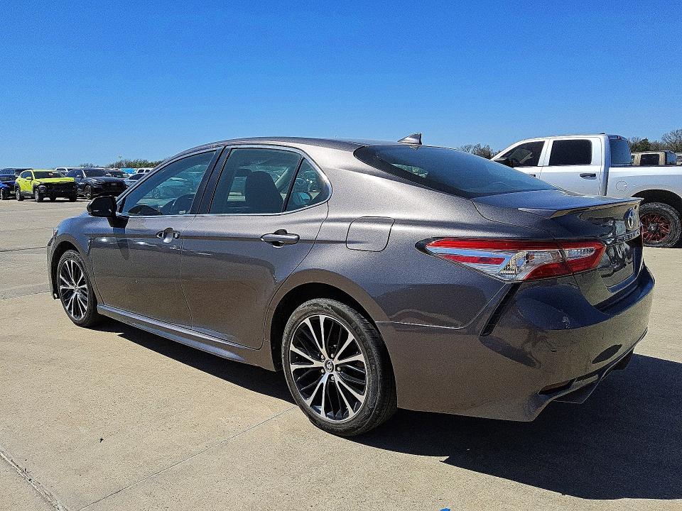 96056505 :رقم المزاد ، 4T1G11AK1LU326044 vin ، 2020 Toyota Camry مزاد بيع