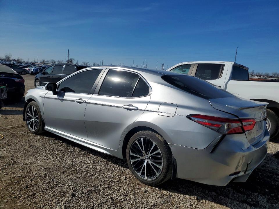 46846026 :رقم المزاد ، 4T1B11HK8JU516033 vin ، 2018 Toyota Camry مزاد بيع