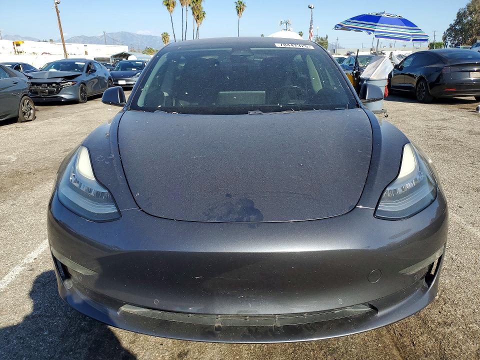 78447325 :رقم المزاد ، 5YJ3E1EA0JF010892 vin ، 2018 Tesla Model 3 مزاد بيع