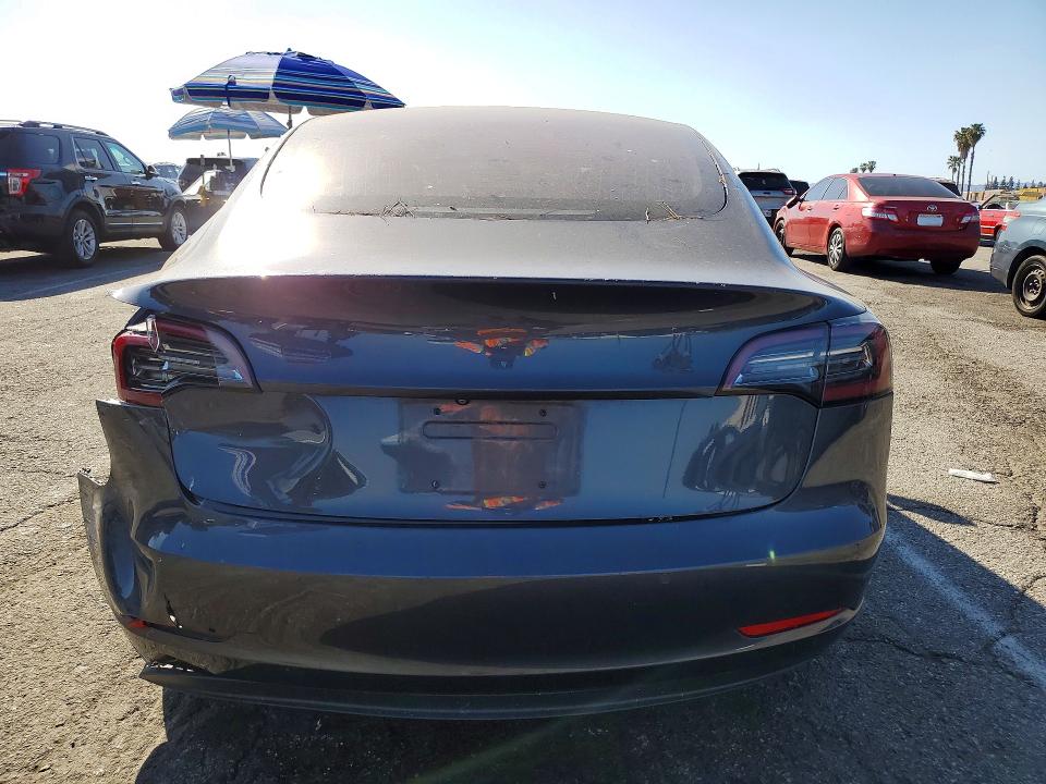 78447325 :رقم المزاد ، 5YJ3E1EA0JF010892 vin ، 2018 Tesla Model 3 مزاد بيع