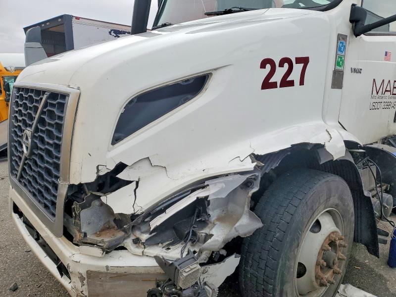 45651186 :رقم المزاد ، 4V4W19EGXNN285547 vin ، 2022 Volvo Vnr مزاد بيع