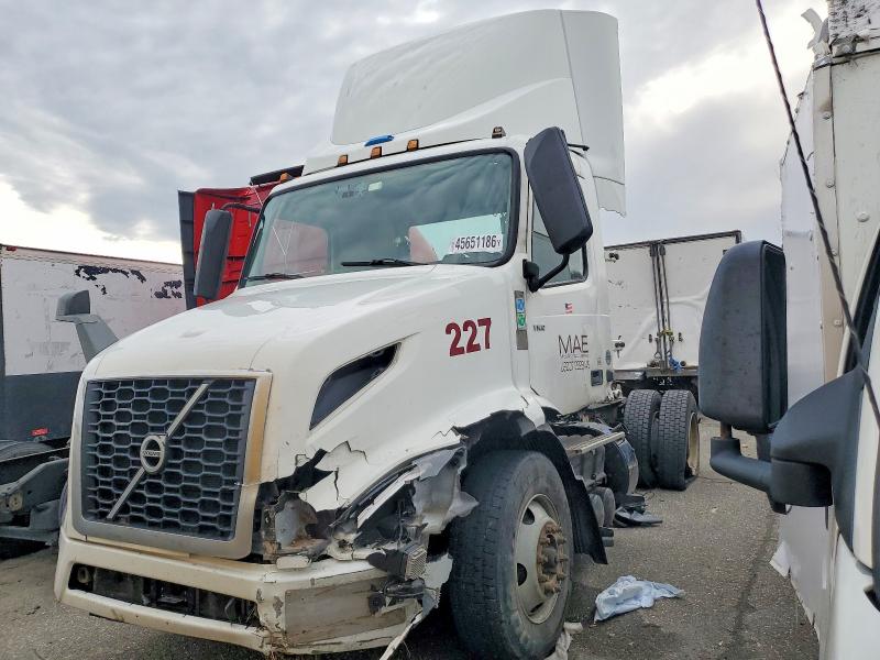 45651186 :رقم المزاد ، 4V4W19EGXNN285547 vin ، 2022 Volvo Vnr مزاد بيع