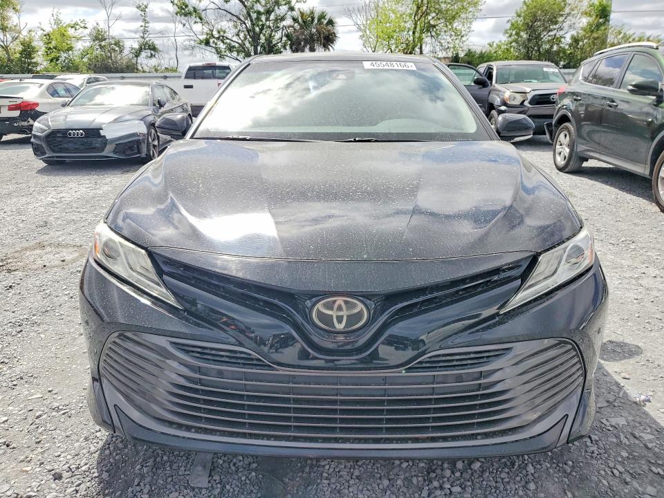 45548166 :رقم المزاد ، 4T1B11HK9JU034820 vin ، 2018 Toyota Camry مزاد بيع